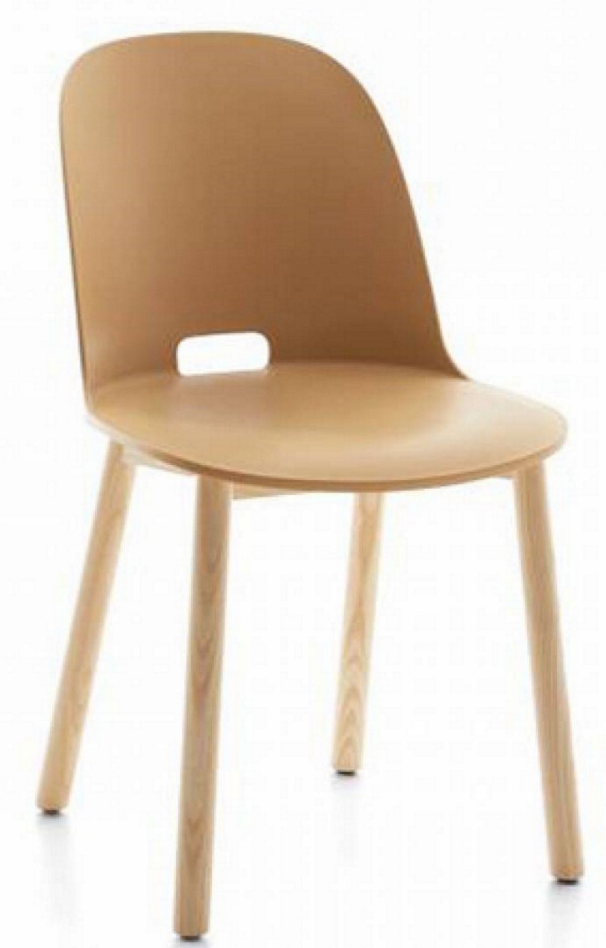 Alfi Chair Stuhl in Sand mit hoher Rückenlehne und Holzbeinen. Moderner Esszimmerstuhl.