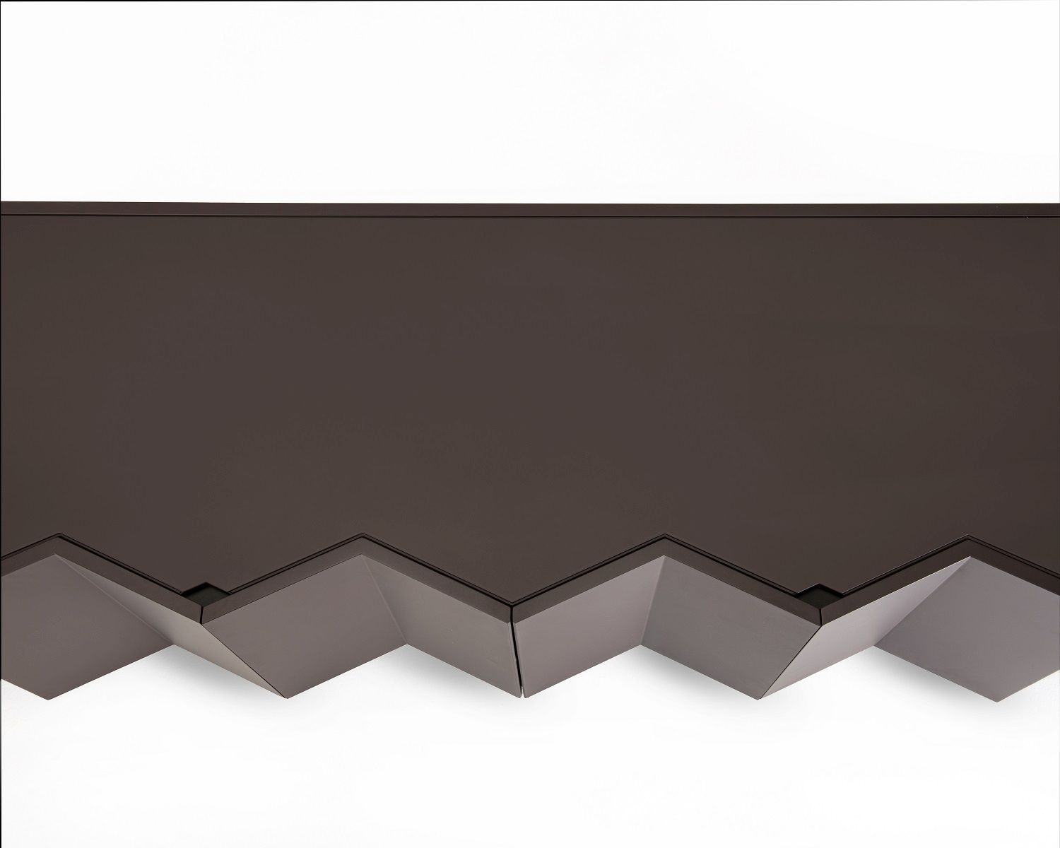 Detailaufnahme des Z24 Sideboards von Zanotta mit markanter, zickzackförmiger Front in dunklem Braun.