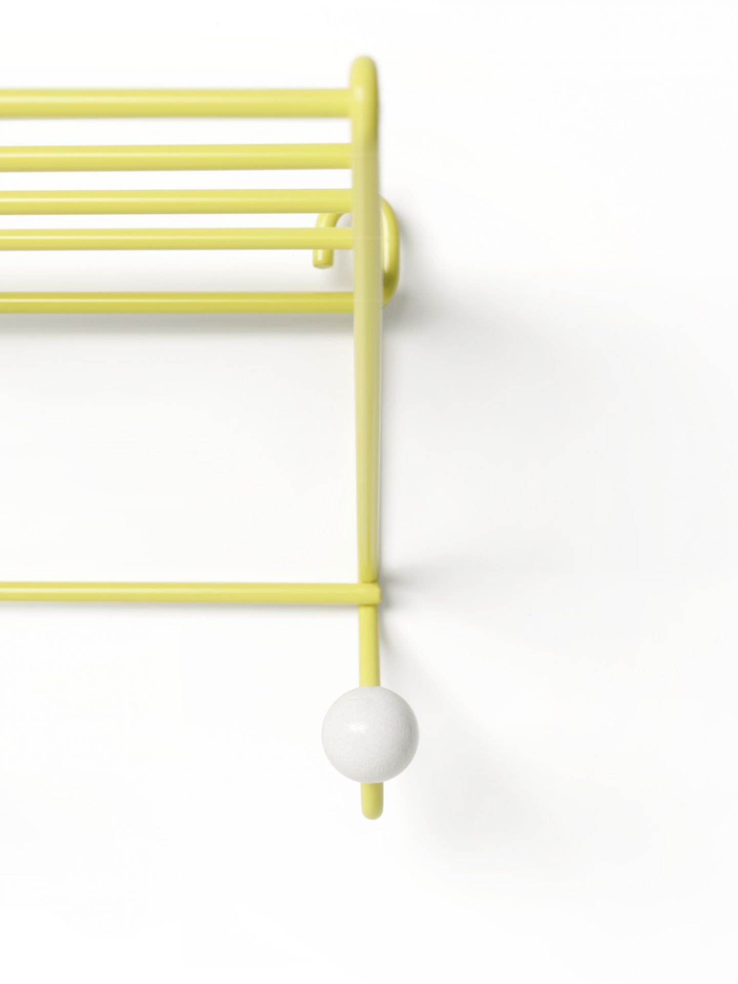 Gelbe DZ 05 Garderobe mit horizontalen Stangen und weißem Knaufhaken vor weißem Hintergrund.