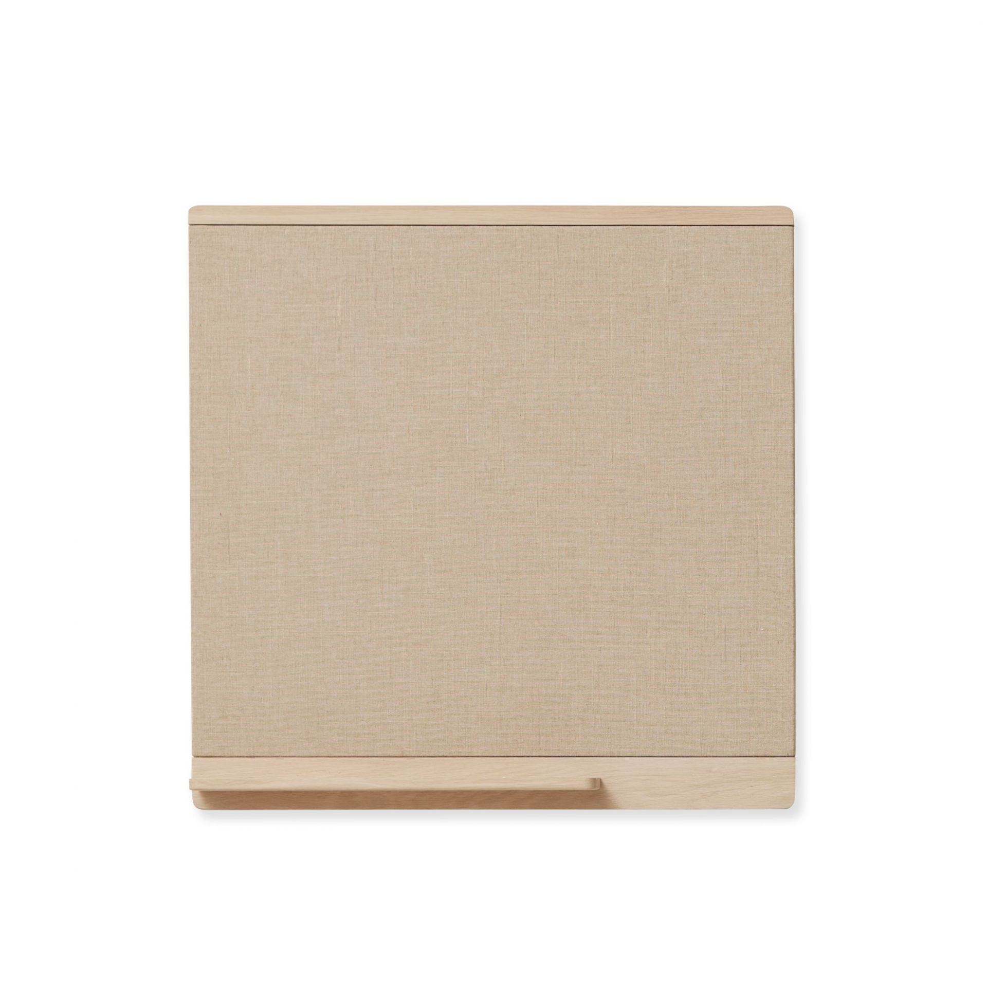 Rim Pinnwand von Form & Refine: Quadratische Korkwand mit Rahmen aus Eiche, weiß geölt.