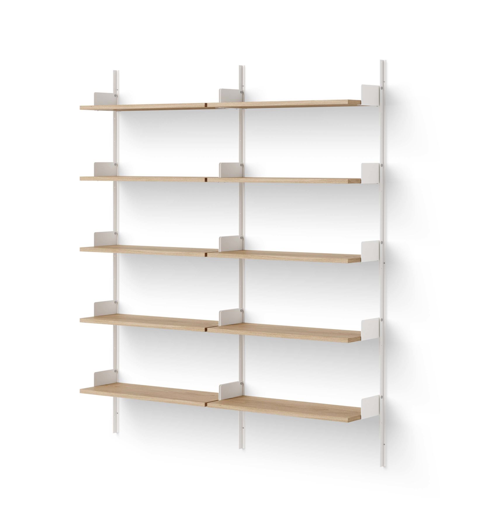 Library 1900 Wandregal von New Works aus Eiche mit weißen Halterungen.