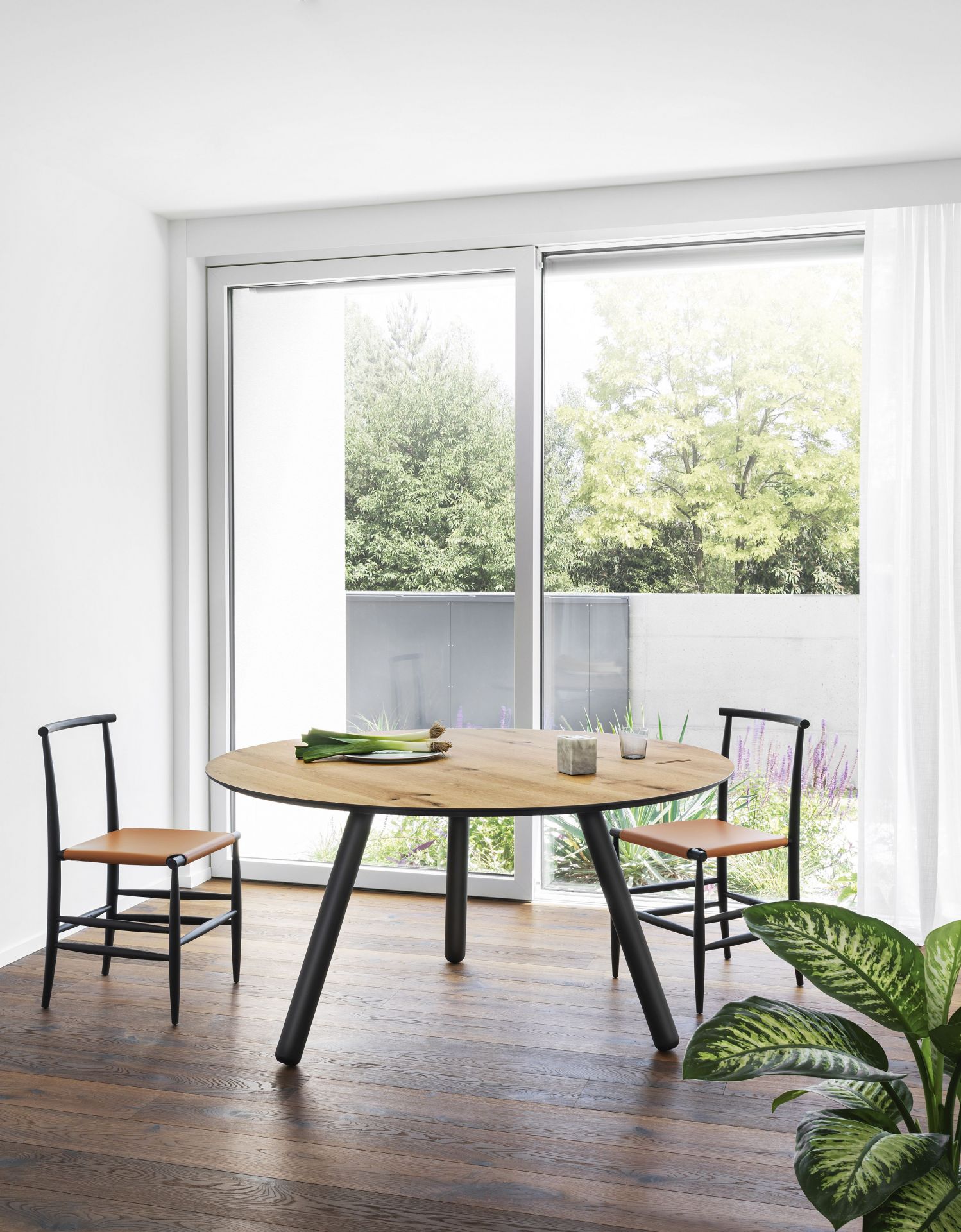 Pixie Tisch rund Beine schwarz Ø 130 cm Miniforms