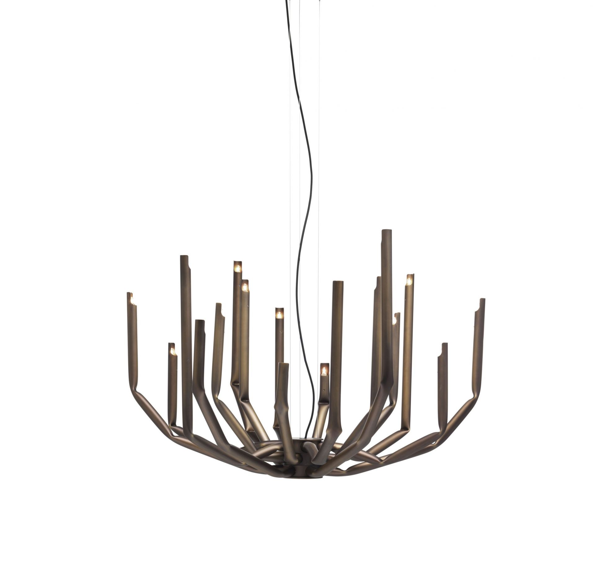 Nahaufnahme der Mogg To Be Pendelleuchte mit 18 bronzefarbenen Metallrohren und integrierter LED-Beleuchtung vor weißem Hintergrund.
