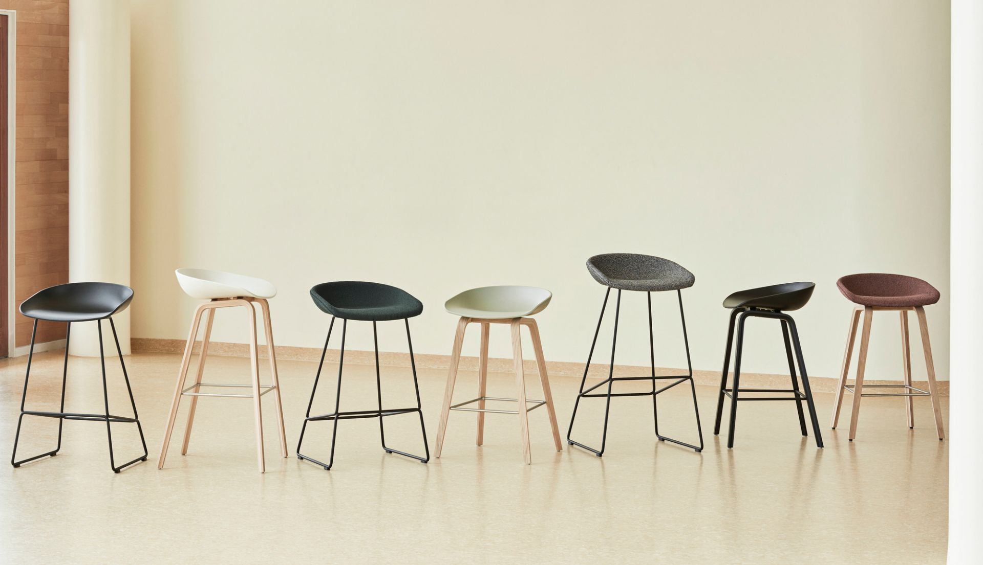 About a Stool AAS 33 / AAS33 Barhocker mit Vollpolster Hay