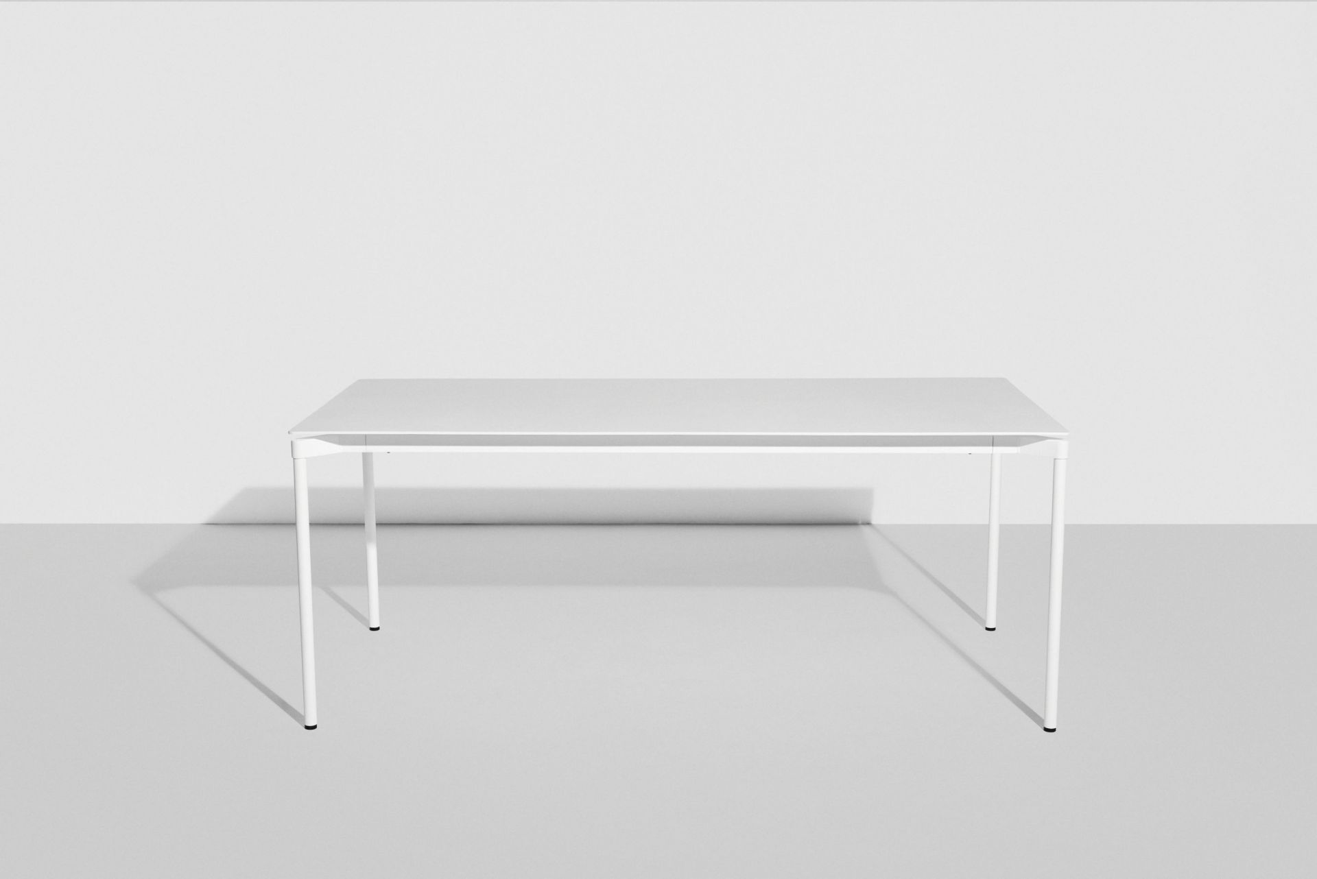 Weißer Fromme Esstisch rechteckig von Petite Friture: Moderner Esstisch mit minimalistischem Design und filigranen Beinen.