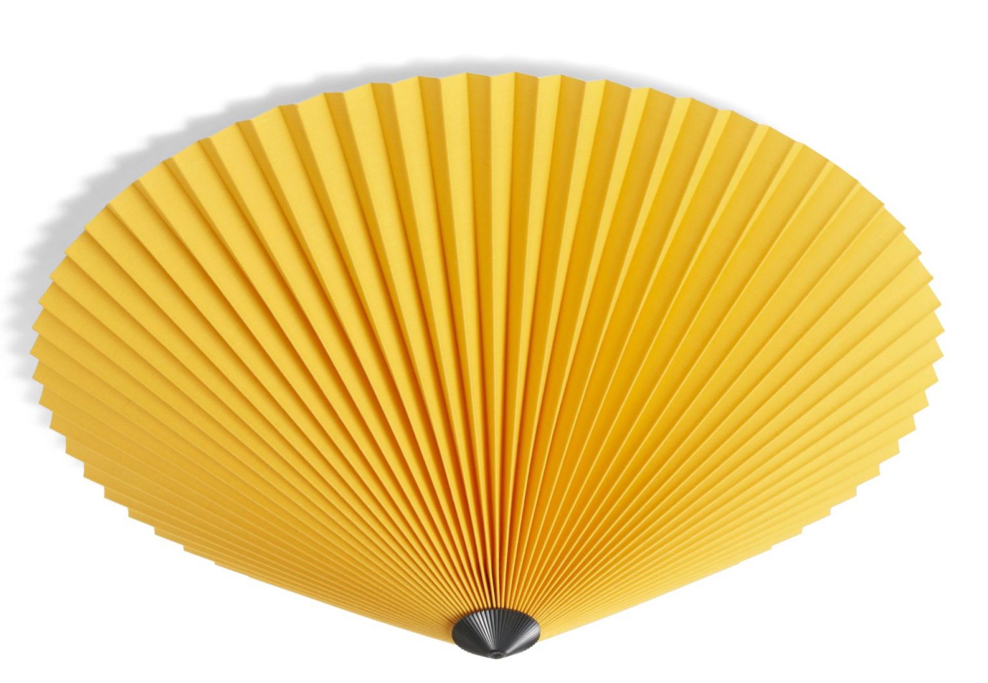 Gelbe Matin Wandleuchte von Hay, 50 cm, mit plissiertem Lampenschirm und schwarzer Halterung.