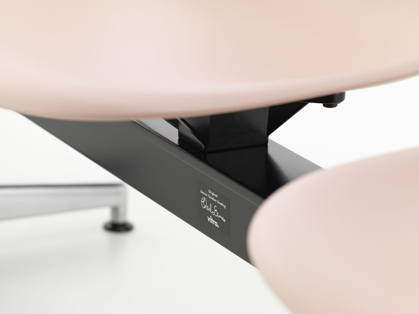 Eames Plastic Side Chair RE auf Traverse Vitra 