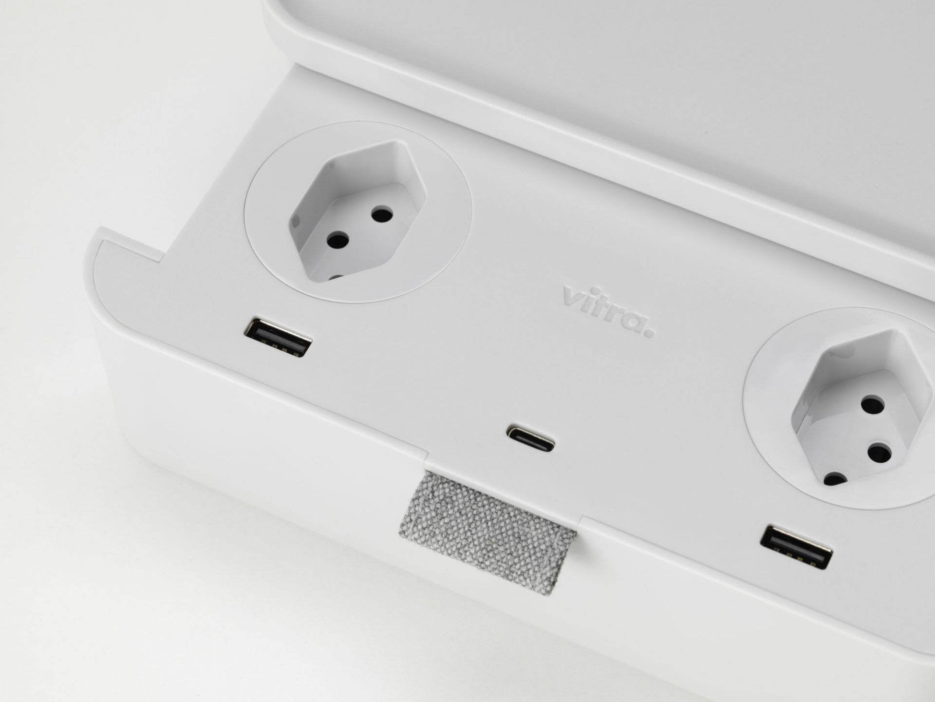 Ampi Wireless Charger und Mehrfachsteckdose Vitra