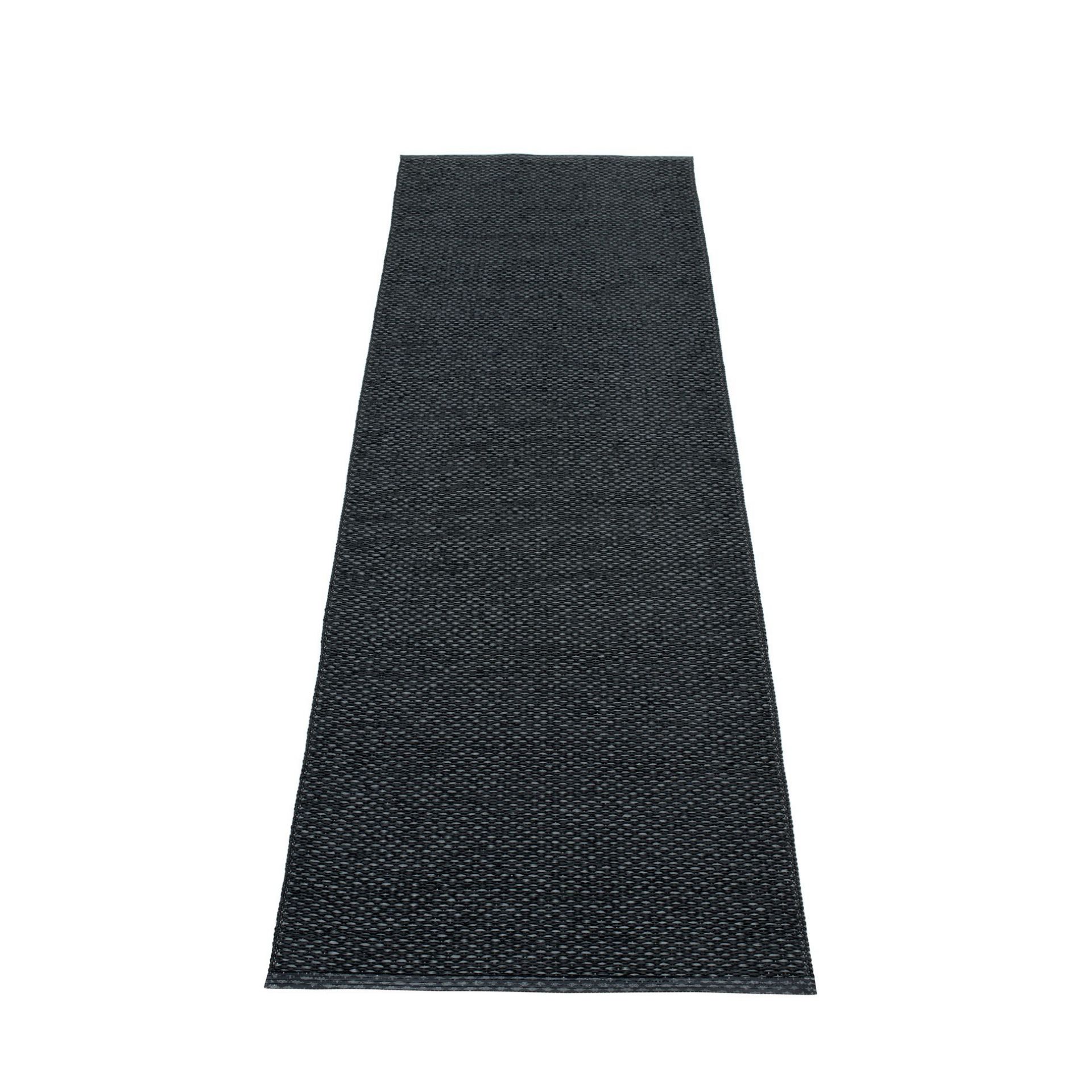 Schwarzer Svea Kunststoffteppich von Pappelina, 70x240 cm, ideal für Küche und Flur. Strapazierfähiger Teppich.