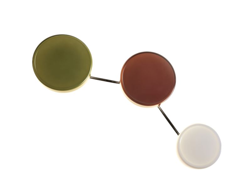 Caramel Wandleuchte von Marset mit drei farbigen Schirmen und goldenen Verbindungsstäben. Moderne Wandbeleuchtung.