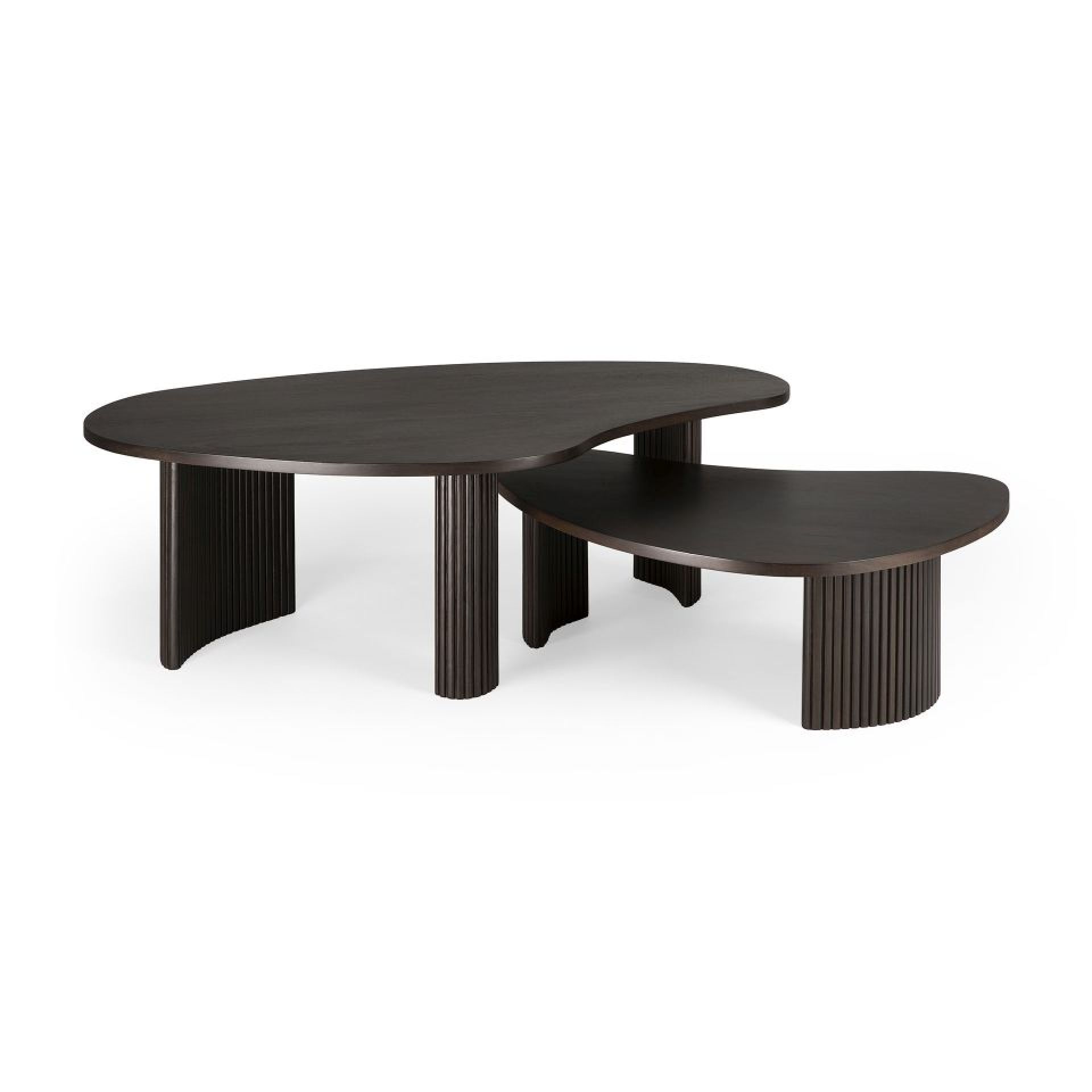 Ethnicraft Boomerang Couchtisch aus Mahagoni, modernes Design mit zwei Ebenen und geriffelten Beinen.
