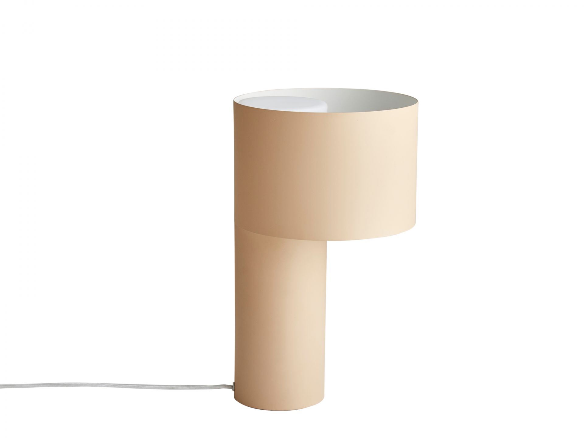 Tangent Tischleuchte von Woud in Wüstensand: Moderne Nachttischlampe mit zylindrischem Lampenschirm und Fuß.