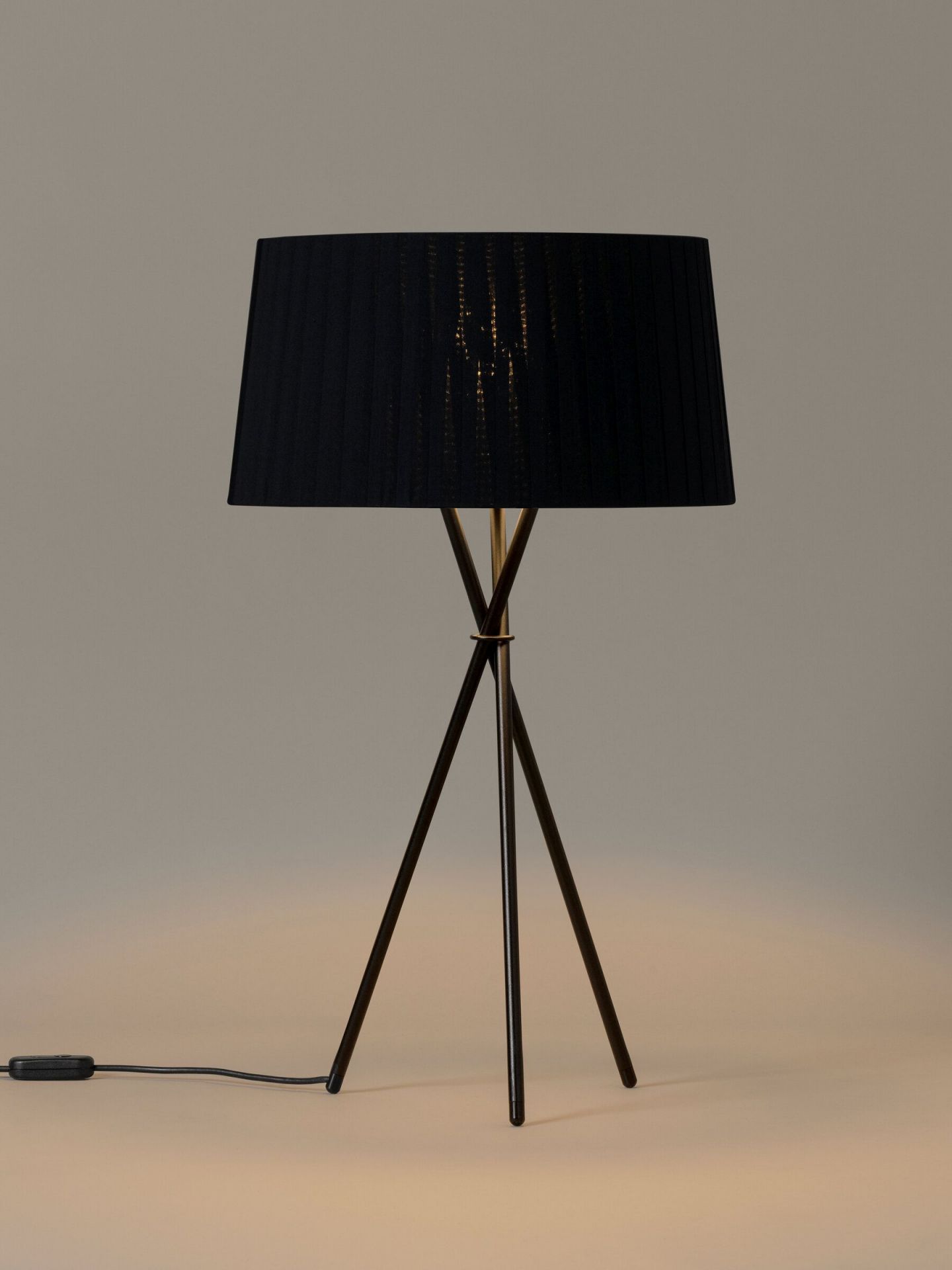 Tripode G6 Tischleuchte Schwarz Santa & Cole Tripode G6 Tischleuchte Schwarz Santa & Cole
