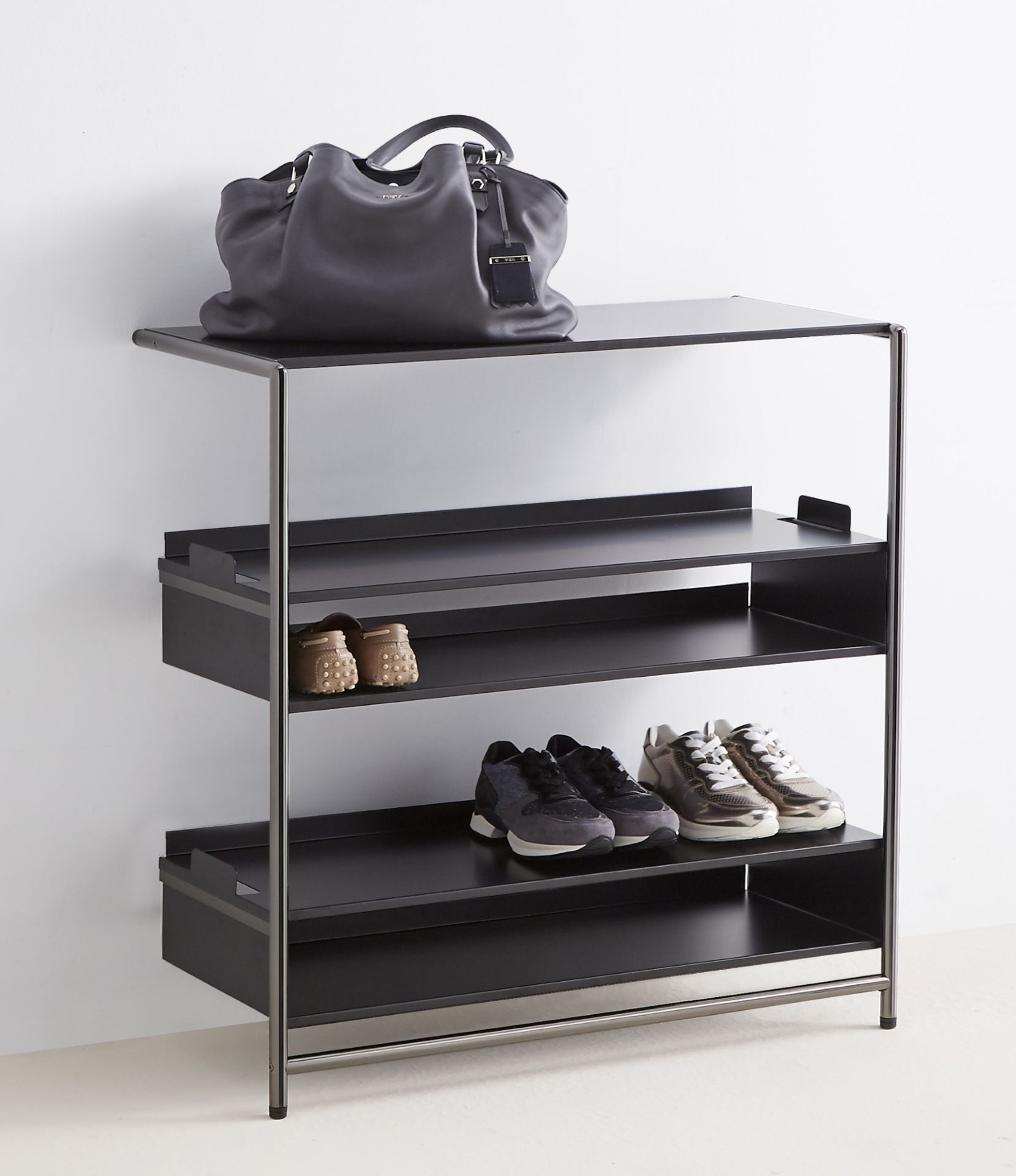 Weißes Mox Anlehnregal mit Spezialtablaren für Schuhe und Tasche, modernes Schuhregal.