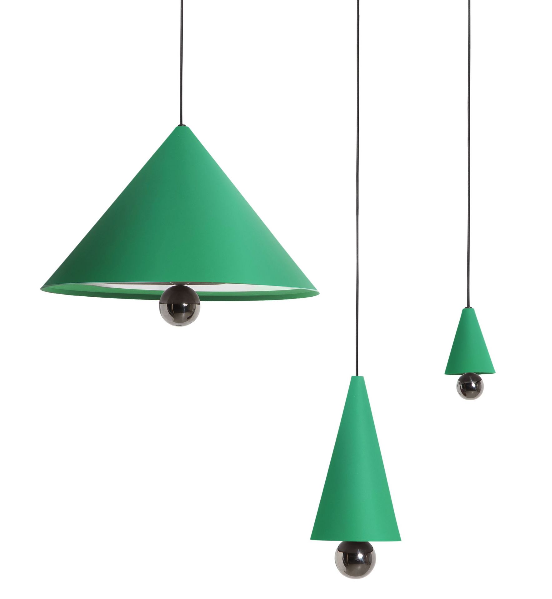 Drei mintgrüne Cherry Pendelleuchten XS von Petite Friture mit silbernen Kugeln.