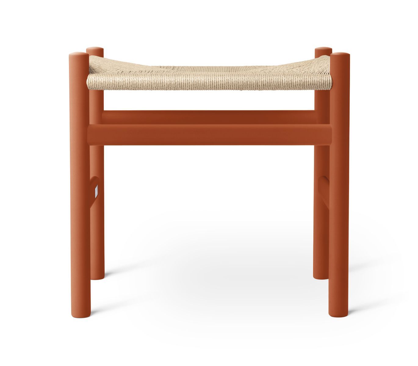 CH53 Hocker von Carl Hansen & Søn: Holzgestell in Terrakotta mit geflochtener Sitzfläche.
