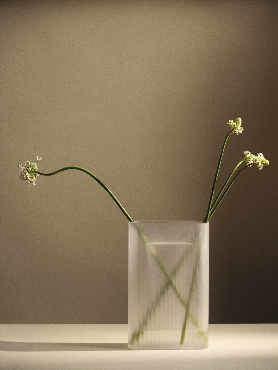 Ridge Vase Muuto Milchglas Hellblau H 35 cm Ridge Vase Muuto Milchglas Hellblau H 35 cm