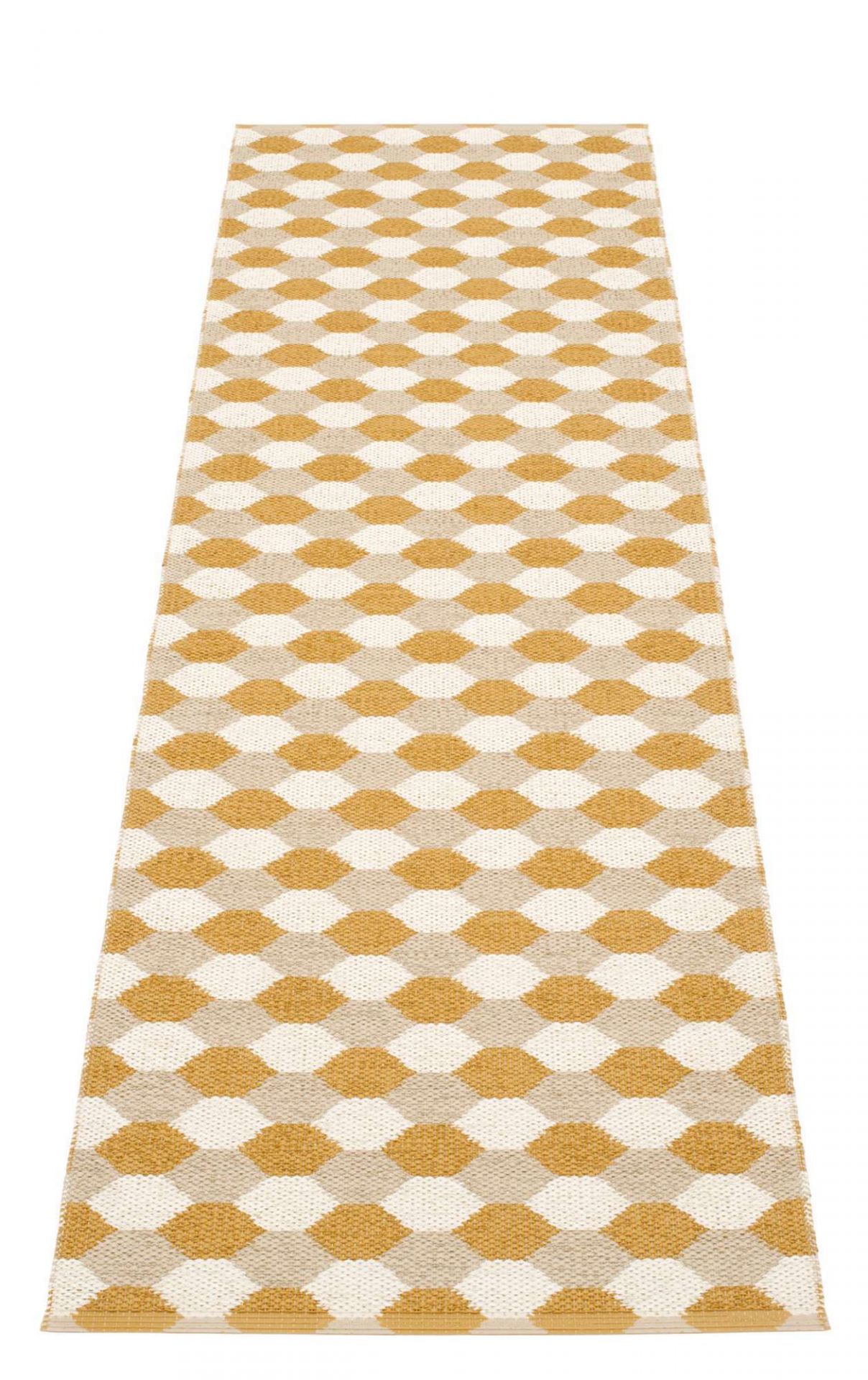 Dana Kunststoffteppich von Pappelina, 70x250 cm, ockerfarbenes Rautenmuster, ideal für Küche und Flur.