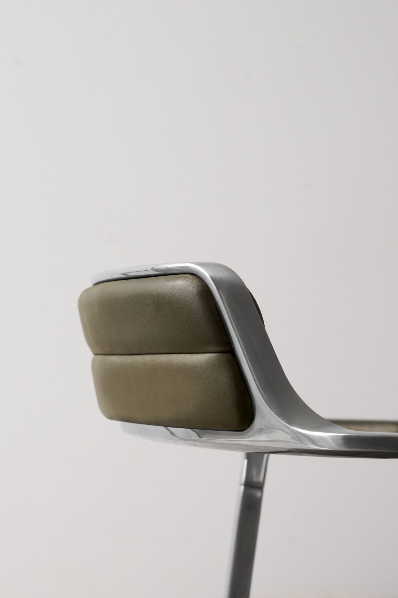 VIPP452 Swivel Stuhl mit Gleitern grünes Leder Vipp VIPP452 Swivel Stuhl mit Gleitern grünes Leder Vipp
