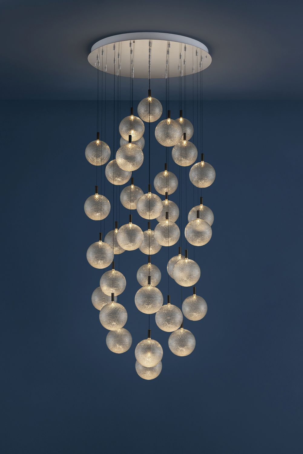 Par Hängeleuchte mit vielen leuchtenden Glaskugeln, modernes Design für Wohnzimmer und Esszimmer.