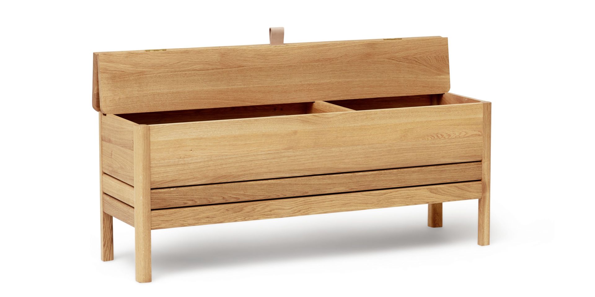 A Line Truhenbank aus Eiche, weiß geölt, mit offenem Deckel und Stauraum.