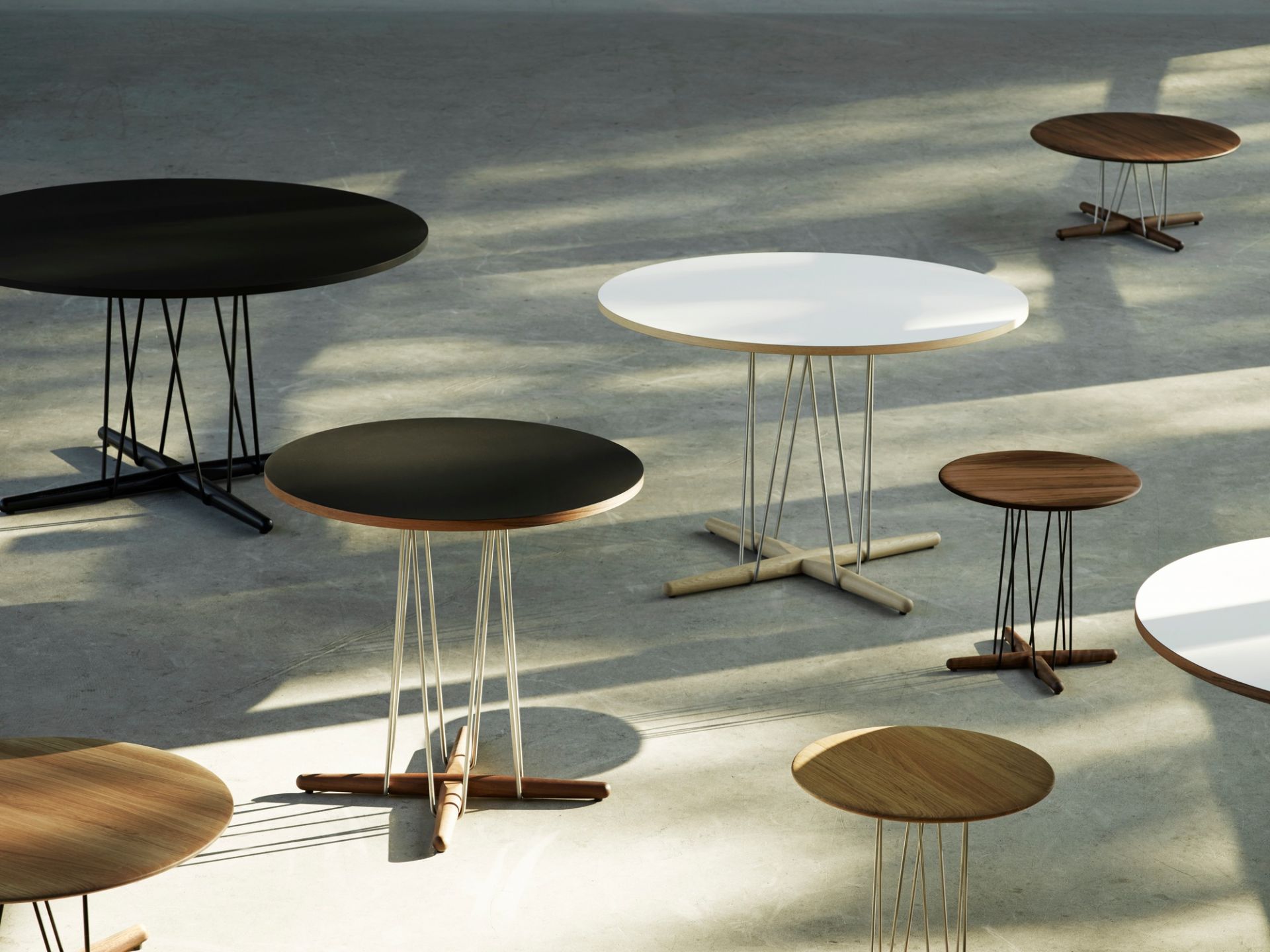 Embrace Lounge Table Tisch Carl Hansen & Søn Stahl schwarz pulverbeschichtet - Eiche weißöl