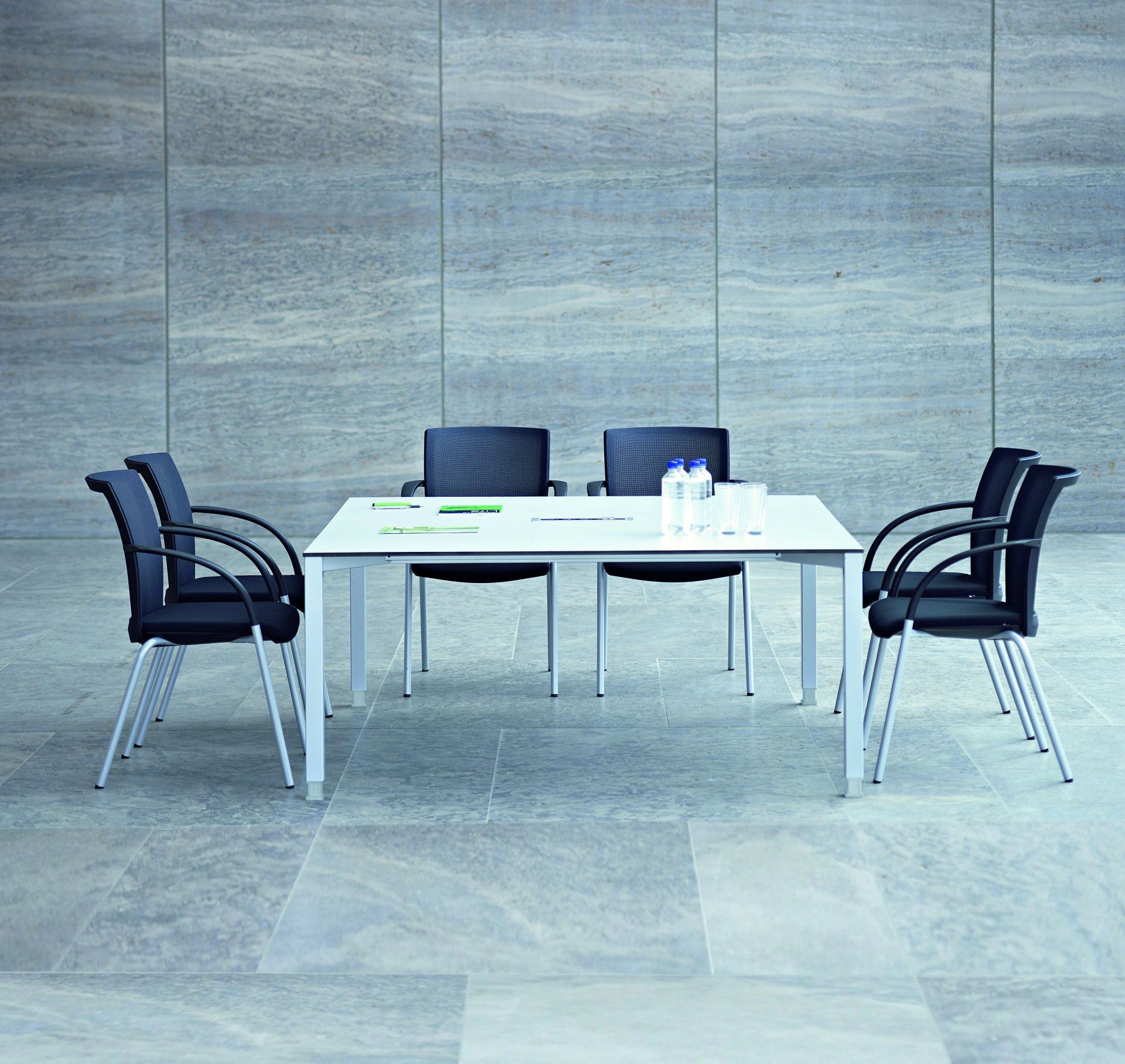 König+Neurath Konferenztisch Basic 4 mit Stühlen in einem modernen Besprechungsraum. Ideal für Büro und Konferenz.