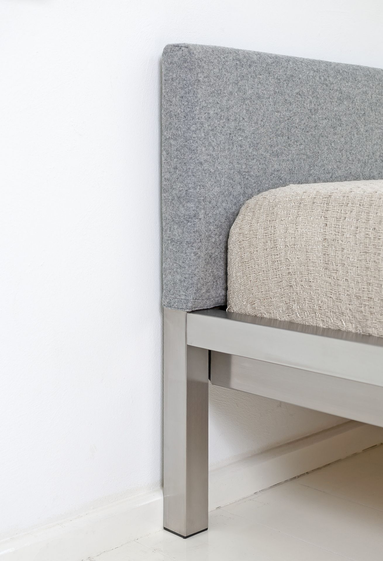 Pure Bett Edelstahl mit Polsterkopfteil Velito grau Hans Hansen