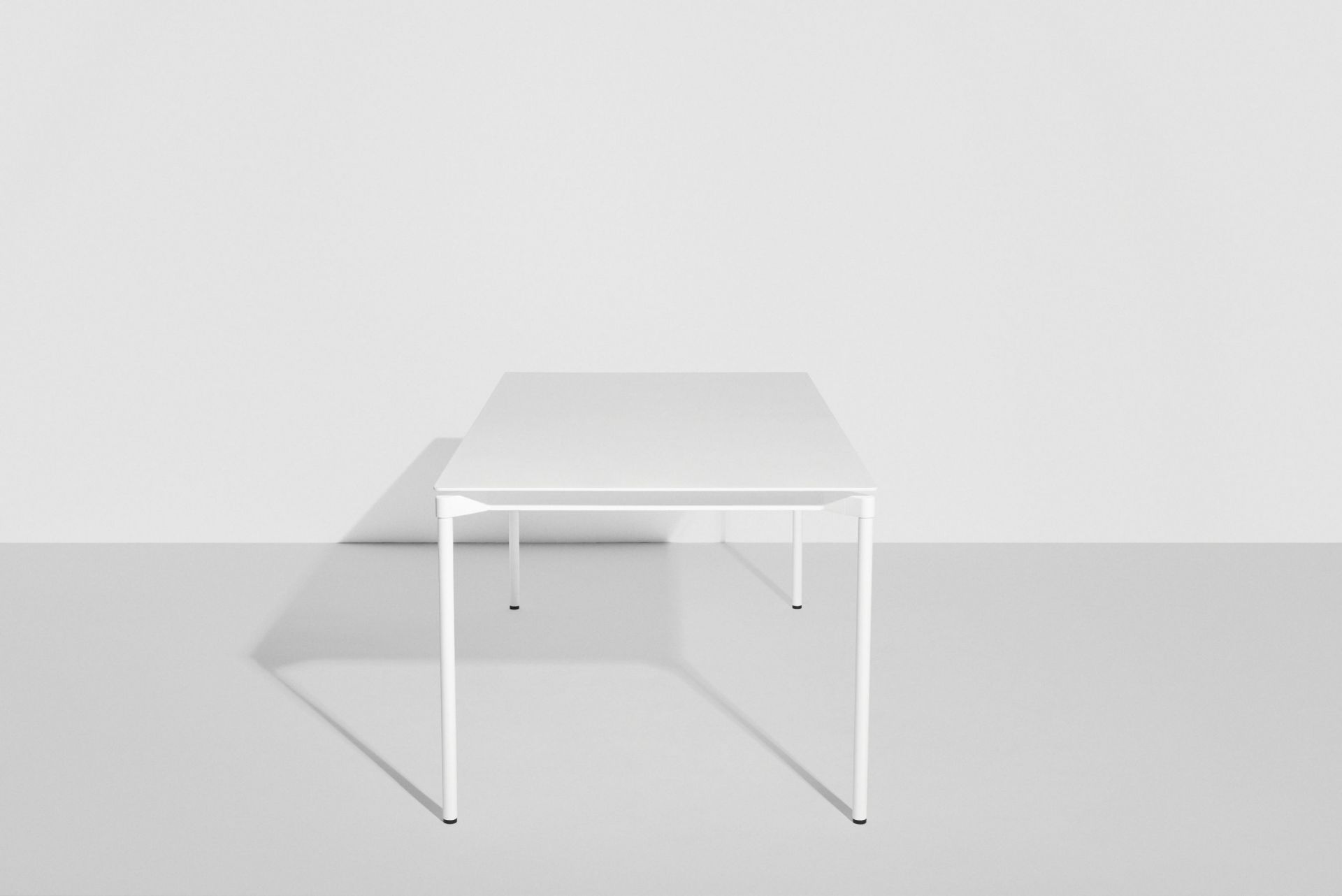 Weißer Fromme Esstisch rechteckig von Petite Friture. Moderner Tisch mit minimalistischem Design und Stahlbeinen.