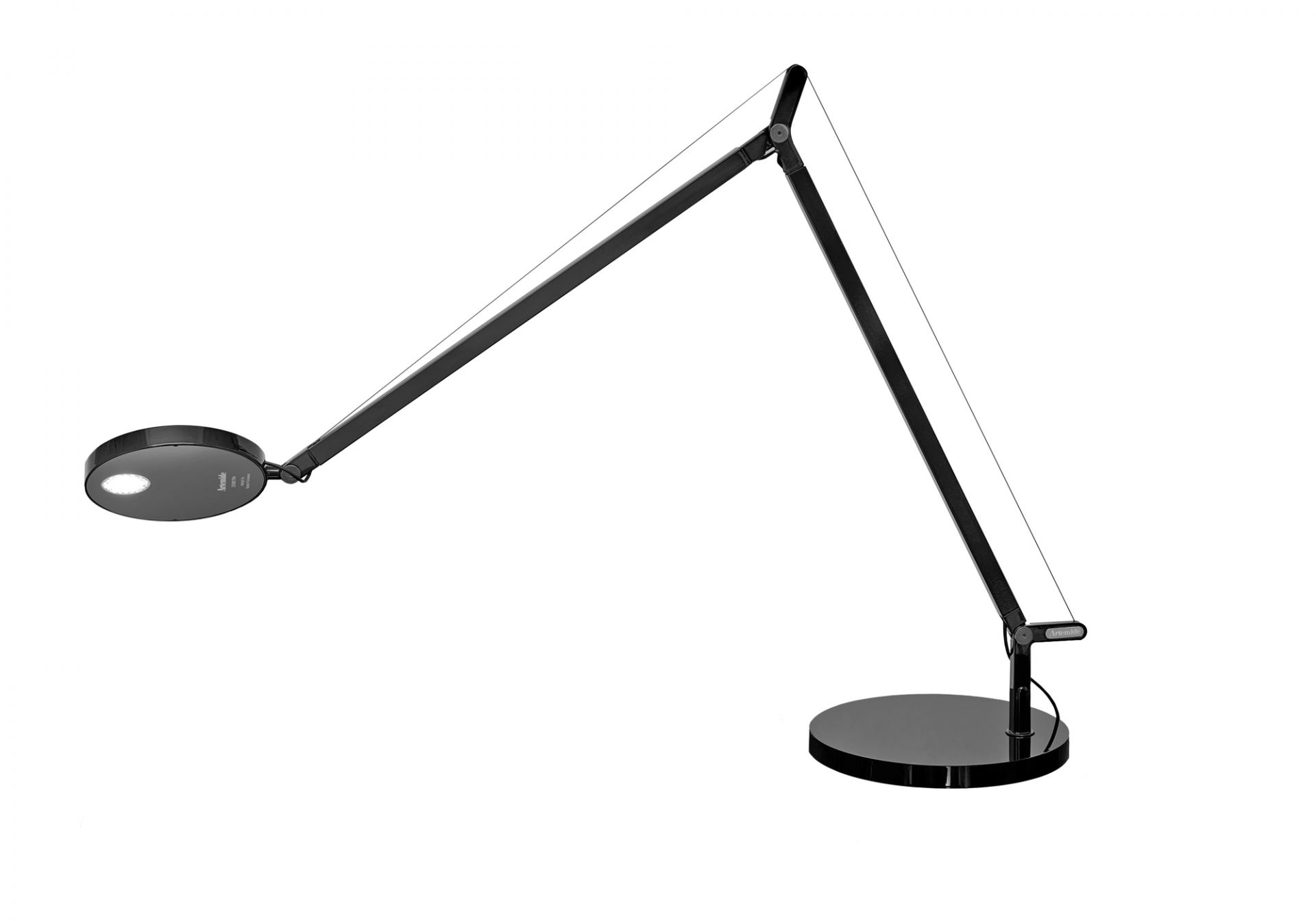 Schwarze Demetra Tischleuchte von Artemide mit verstellbarem Arm und rundem Leuchtenkopf.