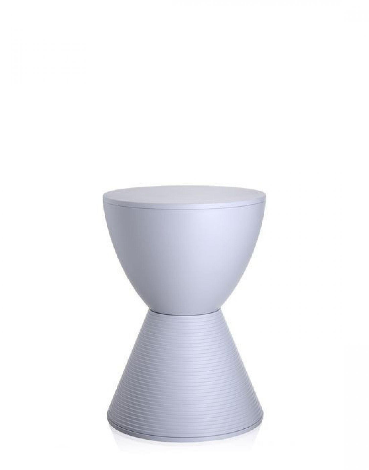 Prince AHA Hocker von Kartell, lavendelgrau, moderner Designhocker für Wohnzimmer und Garten.