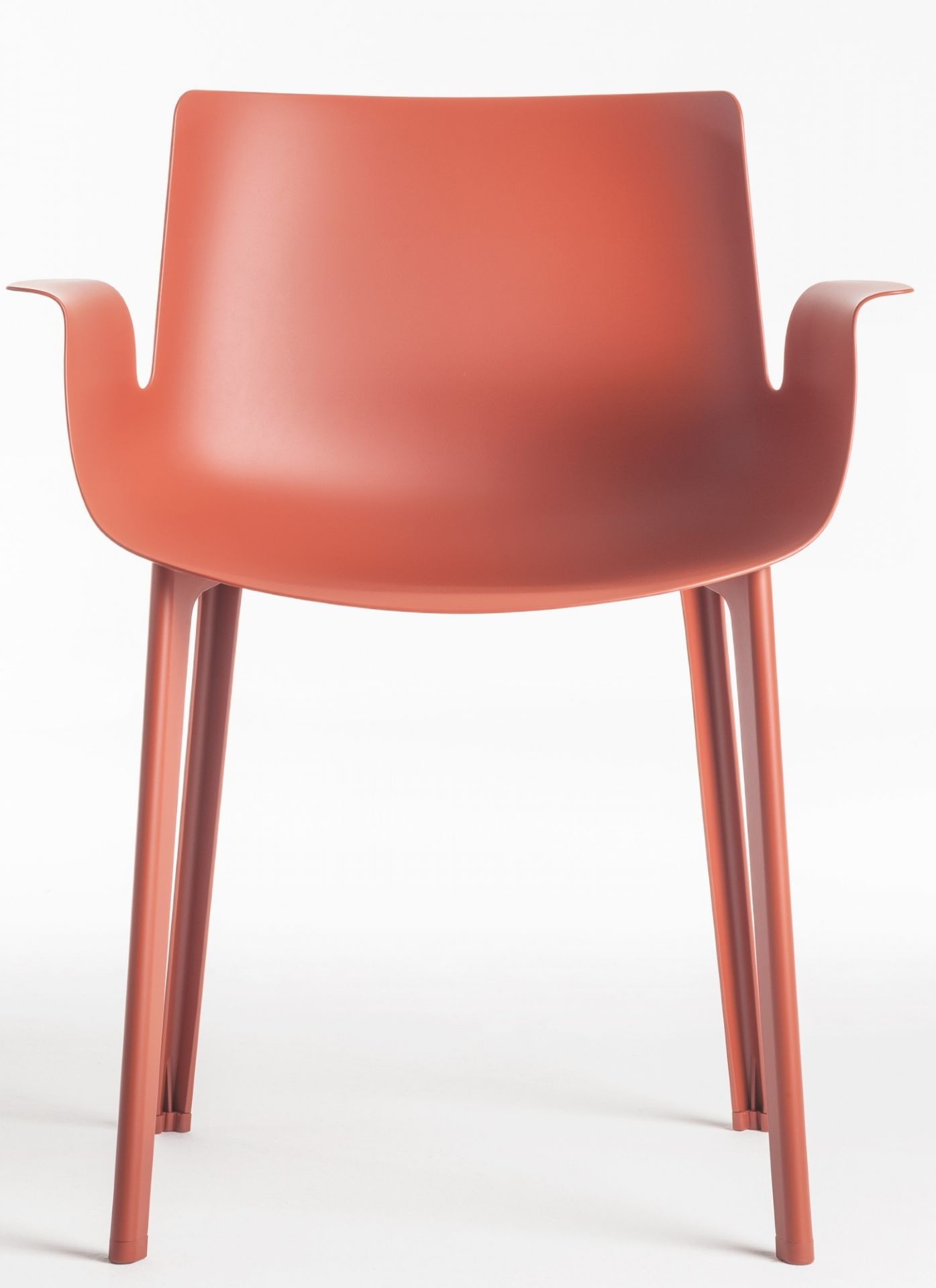 Rostorangefarbener Piuma Stuhl von Kartell, moderner Designstuhl mit Armlehnen für Esszimmer und Wohnbereich.