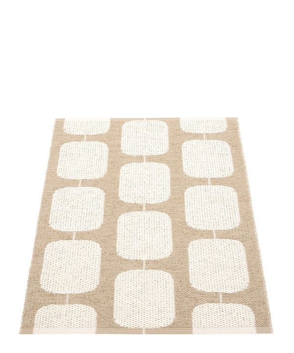 Sten Kunststoffteppich von Pappelina, 70x100 cm, in Nougat und Vanille mit grafischem Muster.