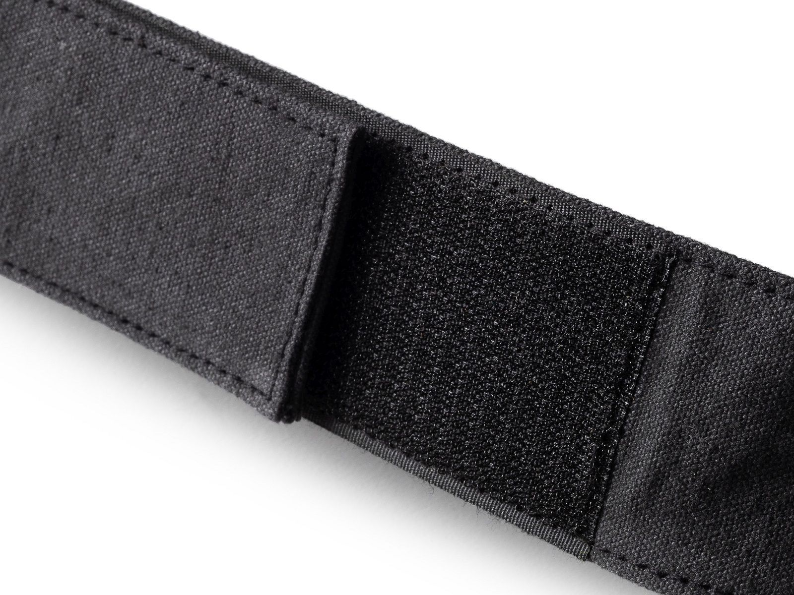 Detailaufnahme des Klettverschlusses am Urban Thermal Backpack von Design House Stockholm. Schwarzes, robustes Material.