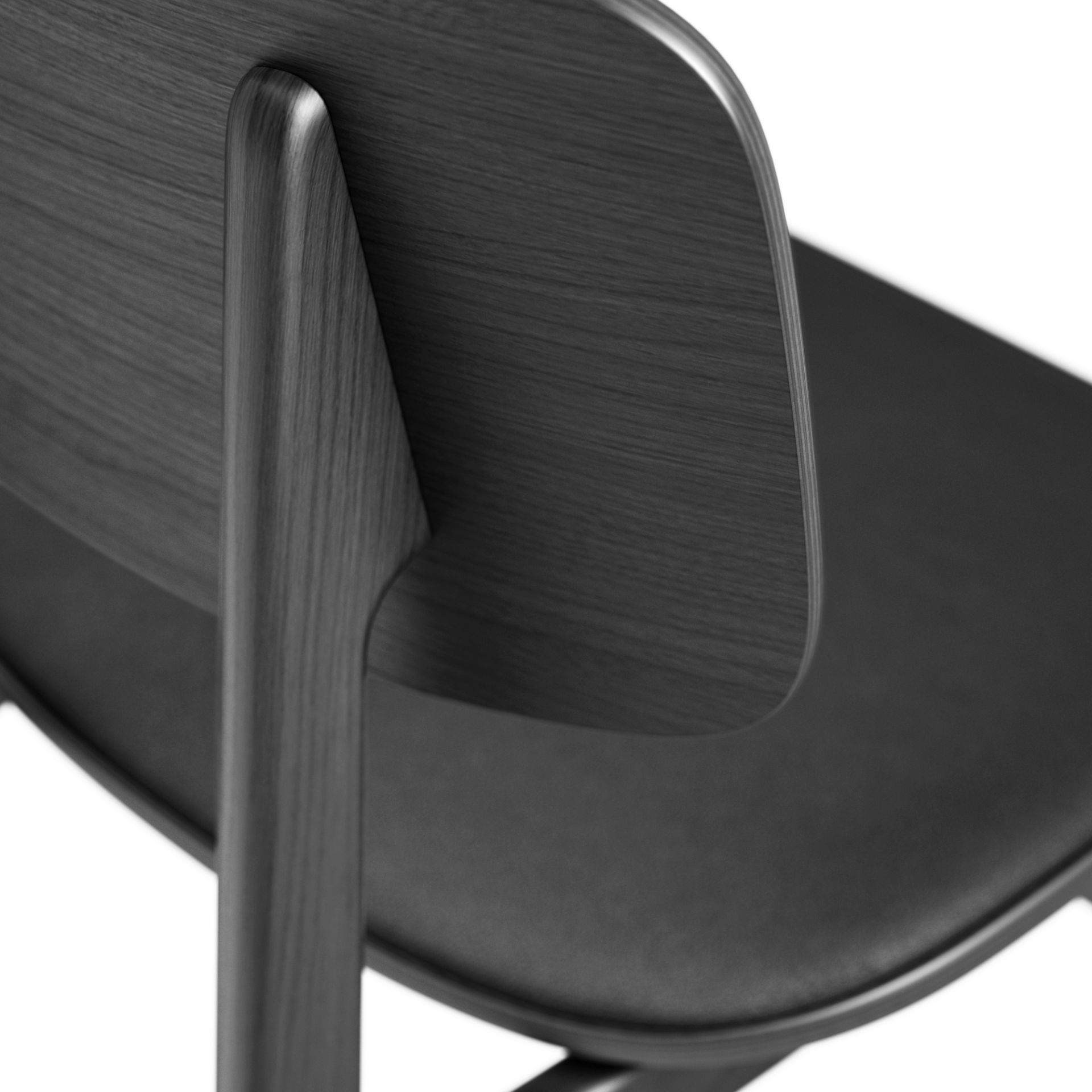 Detailaufnahme des NY11 Stuhls: Schwarzes Lederpolster und Eiche-Gestell in Schwarz von NORR11.