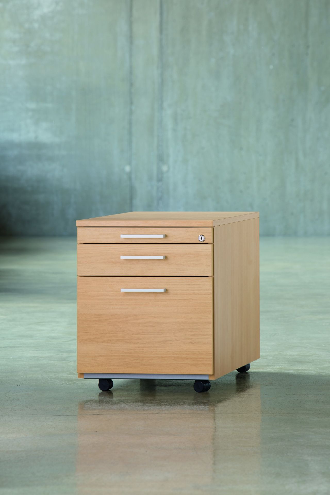 ECO.S Rollcontainer von König+Neurath, Buche Dekor mit drei Schubladen und Rollen für flexible Büroeinrichtung.