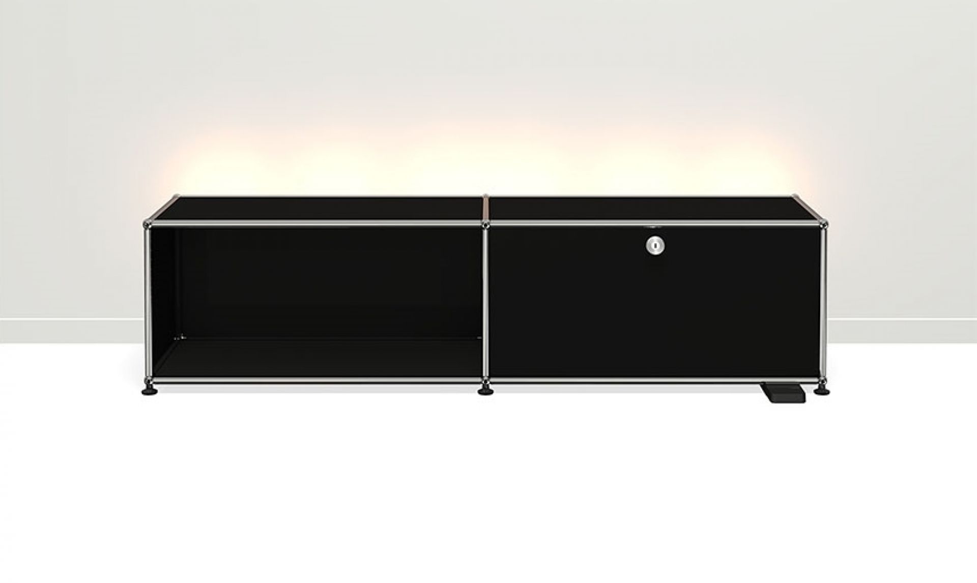 USM Haller Sideboard in Graphitschwarz mit dimmbarer Beleuchtung, ideal als TV- oder Hi-Fi-Möbel.
