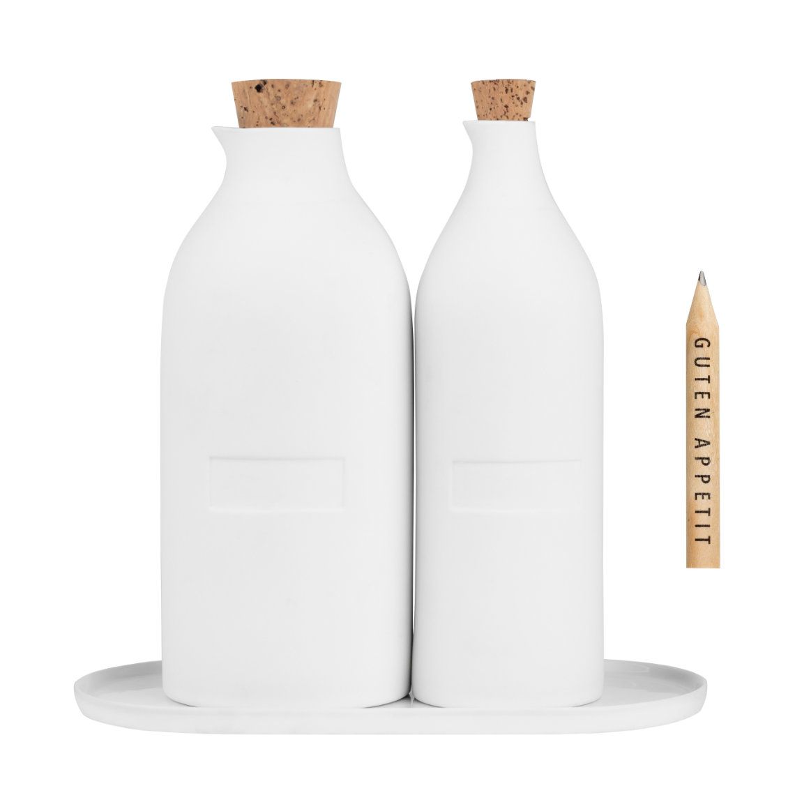 Weiße Menage Flaschen mit Korken auf Tablett, neben einem Bleistift mit der Aufschrift "Guten Appetit".