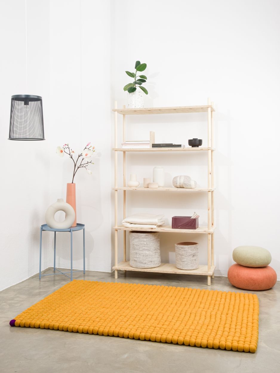 Gelber Big One Filzteppich (140x200 cm) von myfelt im Raum, rechteckiger Teppich aus Filzkugeln.