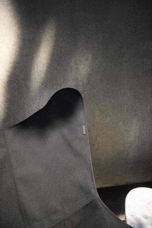 Detailaufnahme: Mariposa Outdoor Sessel in Anthrazit, bequemer Gartensessel für entspannte Stunden im Freien.