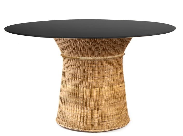 Caribe Esstisch Outdoor: Runder Tisch mit schwarzer Platte und geflochtenem Naturmaterial-Fuß.