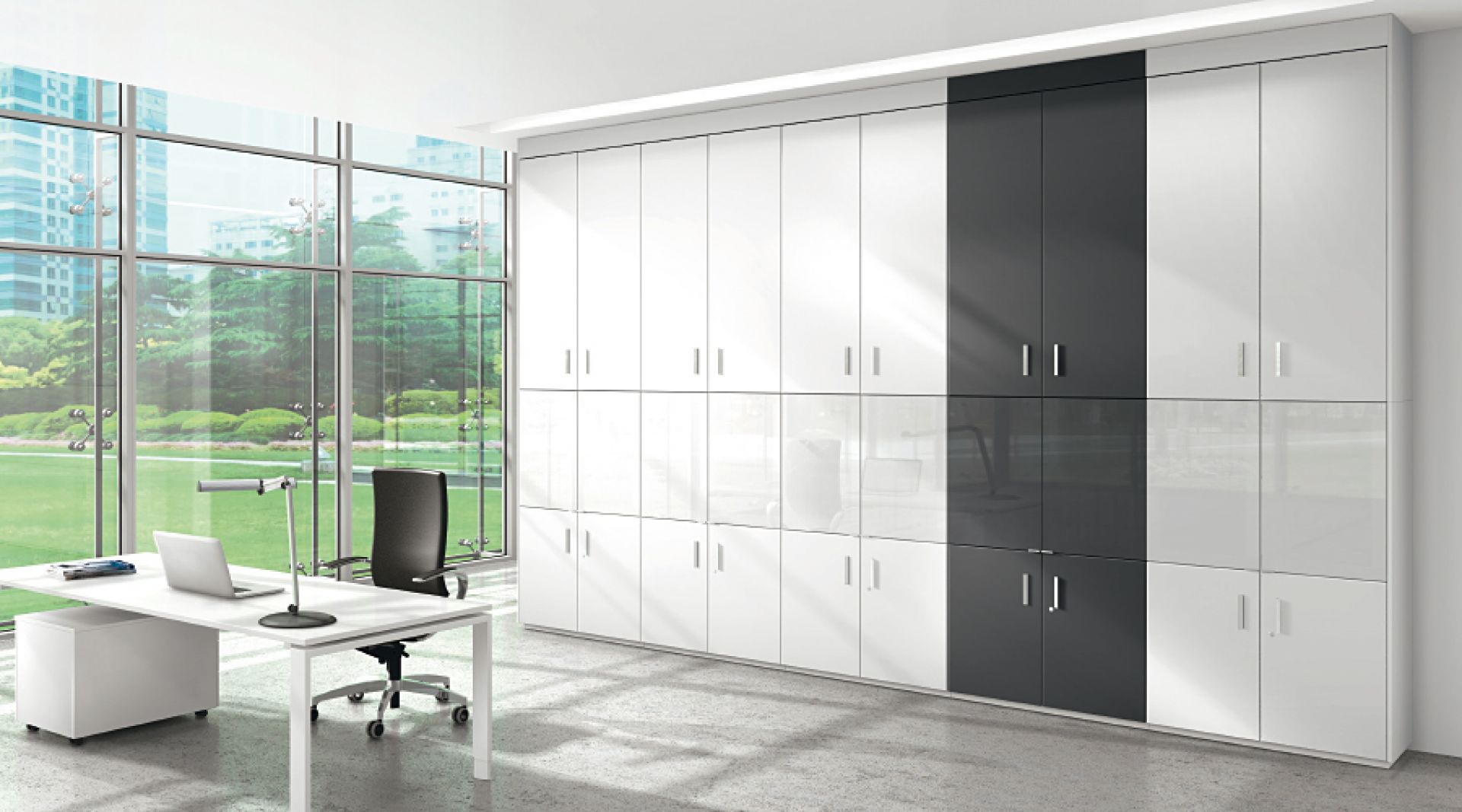 Allvia Schließfachschrank von Assmann Büromöbel: Weißer und grauer Büroschrank mit vielen Fächern im modernen Büro.