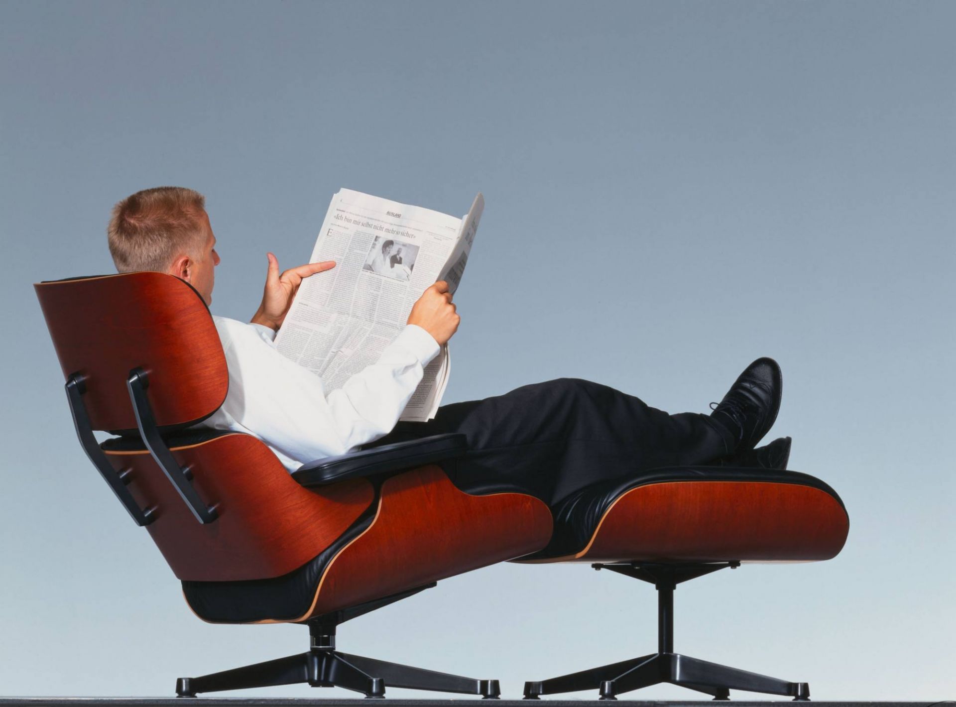 Eames Lounge Chair & Ottoman Armchair Leder Premium Vitra Seiten poliert- schwarz Leder Premium F schwarz Palisander