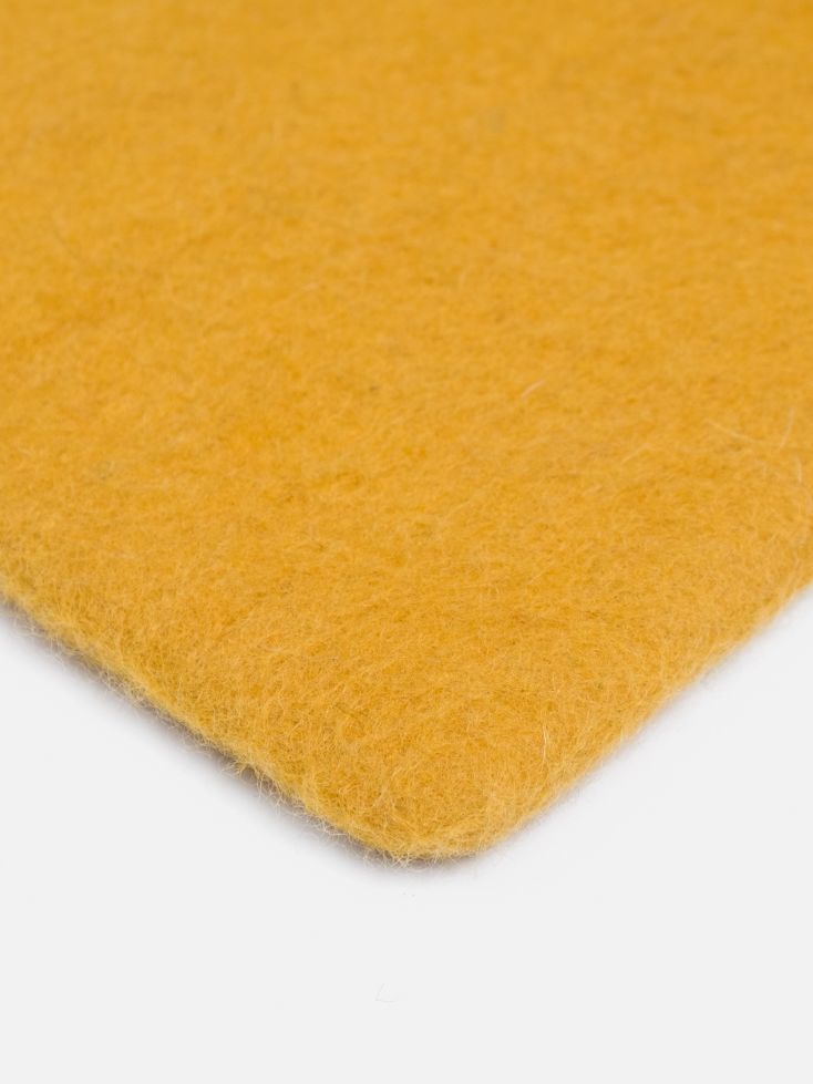 Detailaufnahme: Senfgelber Filzteppich von myfelt, rechteckig, für Wohnzimmer und Schlafzimmer.