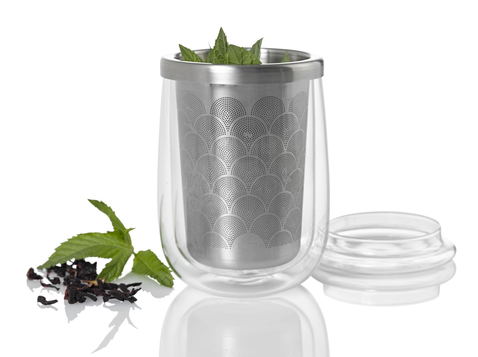 AdHoc Fusion Glass Teeglas mit Edelstahl Teefilter und frischer Minze, Deckel daneben für losen Tee.
