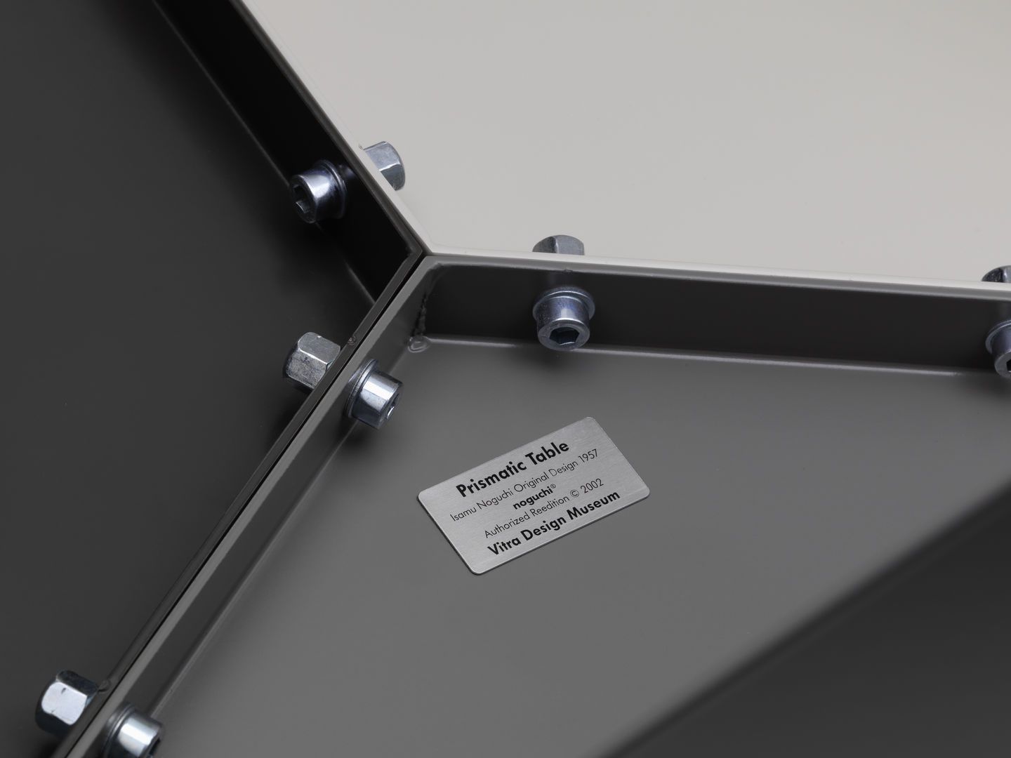 Prismatic Table Beistelltisch geometrisch Vitra
