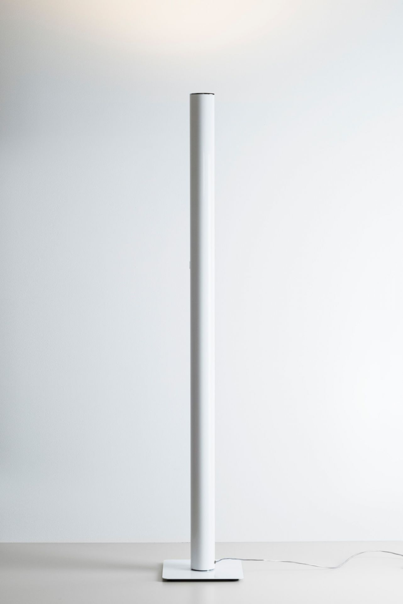Ilio LED Stehleuchte Weiß glänzend Artemide