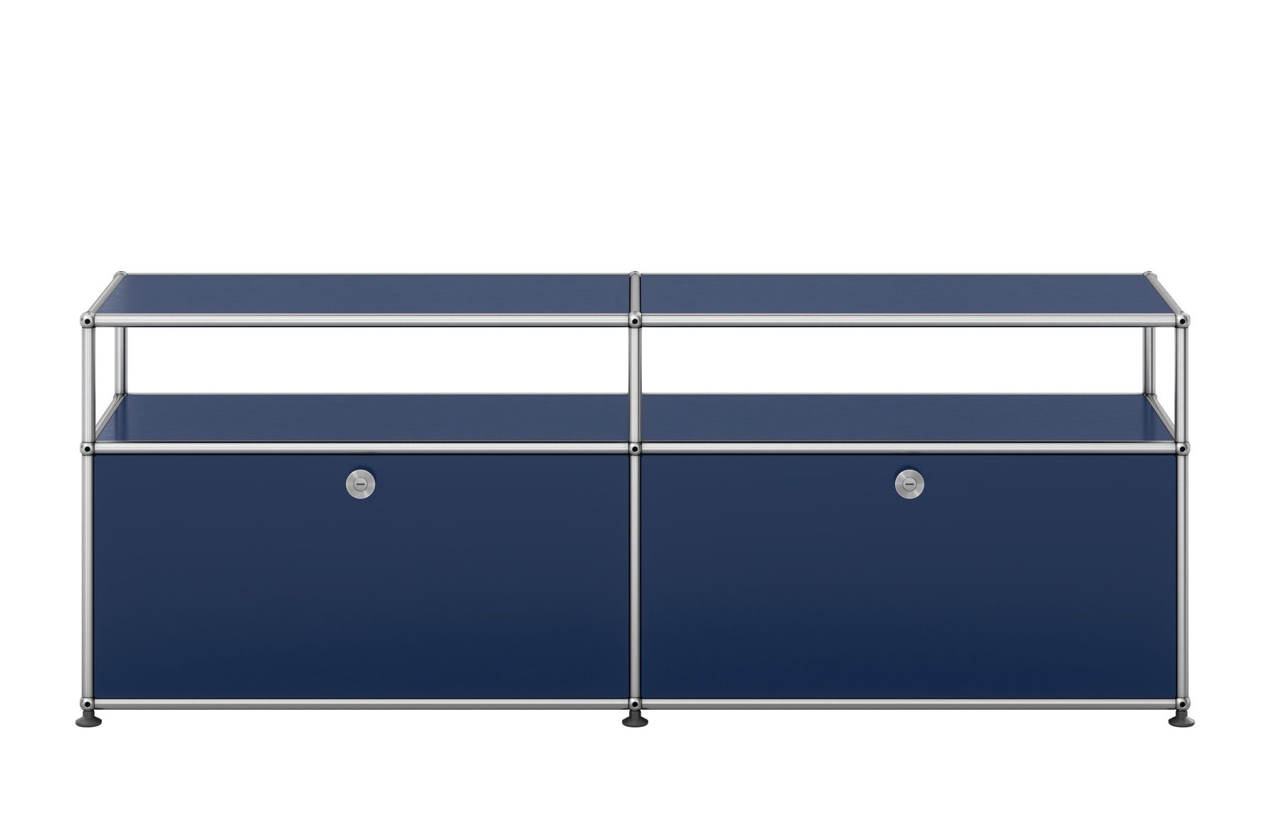 USM Haller Sideboard in Stahlblau mit zwei Schubladen und offenen Regalfächern für TV- und Hi-Fi-Geräte.