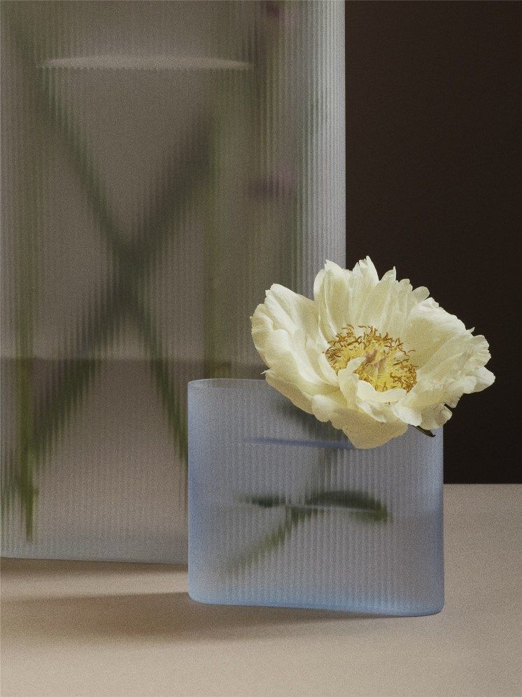 Ridge Vase Muuto Milchglas Hellblau H 35 cm Ridge Vase Muuto Milchglas Hellblau H 35 cm