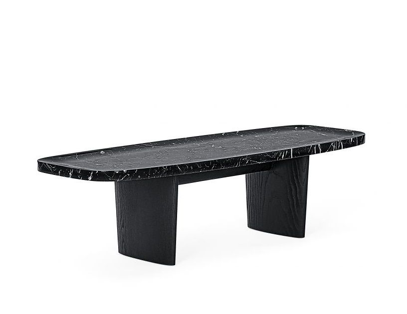 Classicon Matéria Beistelltisch mit schwarzer Marmorplatte Nero Marquina und dunklem Holzfuß.